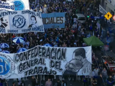 La CGT march&oacute; a Plaza de Mayo contra el Gobierno y alert&oacute; por el empleo y los salarios