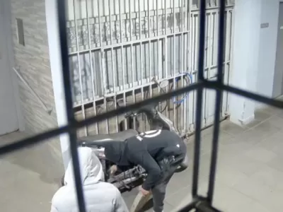 Robaron una moto en el barrio Fonavi y quedaron registrados por las c&aacute;maras de seguridad