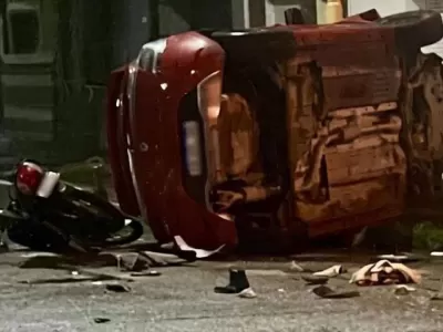 Muri&oacute; un motociclista al chocar contra un auto