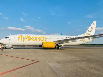 Flybondi retom&oacute; algunos vuelos, pero contin&uacute;a envuelta en una profunda crisis operativa y financiera