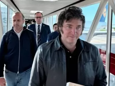 Javier Milei viajar&aacute; a Brasil para apoyar la candidatura de Flavio Bolsonaro y visitar a Jair Bolsonaro