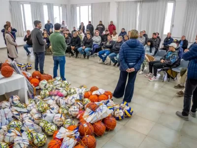 El Municipio entreg&oacute; equipamiento deportivo a decenas de clubes y deportistas