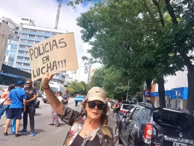 Exoficiales y familiares de polic&iacute;as reclamaron aumentos salariales y mejoras en IOMA