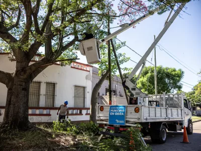 Profundizan operativos de despeje de luminarias en barrios de la ciudad