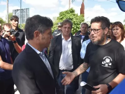 Trabajadores de FATE se movilizan a la Legislatura para exigir una ley que evite el cierre de la f&aacute;brica