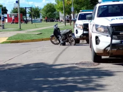 Choque entre auto y moto en la ciudad: un hombre fue hospitalizado con lesiones graves