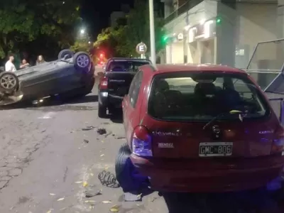 Choc&oacute; contra un auto estacionado y volc&oacute;: la conductora fue hospitalizada