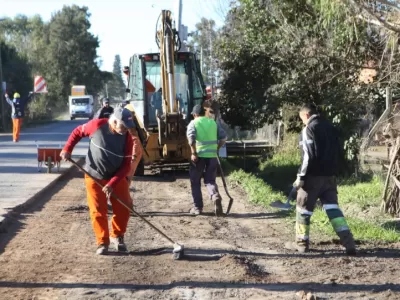 Nuevo asfalto e hidráulica: La obra en una vía neurálgica de Villa Elvira ya supera el 75% de avance