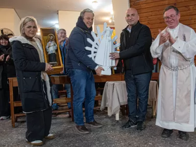 Día de San Cayetano: Cascallares y Paula Eichel participaron de la vigilia en la parroquia de Burzaco