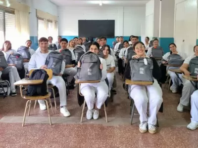 Entregaron mochilas t&eacute;cnicas a estudiantes de Enfermer&iacute;a para fortalecer su formaci&oacute;n profesional
