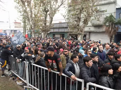 Miles de fan&aacute;ticos pasaron la madrugada en Villa Dom&iacute;nico para despedir al Indio Solari