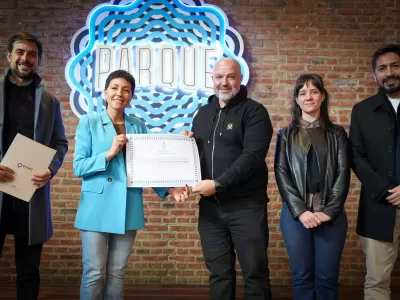 Mayra Mendoza entregó el certificado que declara a la ciudad Capital Provincial de la Cerveza