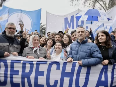 Axel Kicillof particip&oacute; de la marcha contra la Ley de Inviolabilidad de la Propiedad Privada y cuestion&oacute; al Gobierno nacional