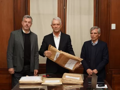 Alak encabez&oacute; la apertura de sobres para reparar las cubiertas del Palacio Municipal