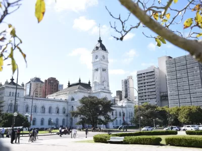 Alak otorgará un nuevo aumento salarial del 5% a empleados municipales