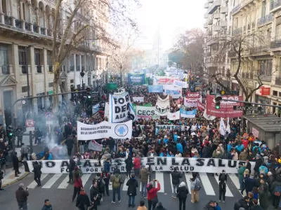 Masiva movilización de trabajadores del Garrahan hacia plaza de Mayo