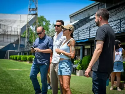 Mayra Mendoza entreg&oacute; un subsidio al Quilmes AC para instalar luminarias LED