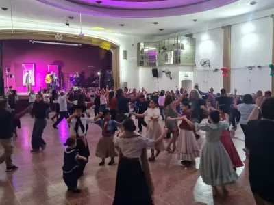 M&aacute;s de 400 vecinos disfrutaron de &ldquo;La Nocturna Pe&ntilde;a&rdquo; con m&uacute;sica y tradici&oacute;n