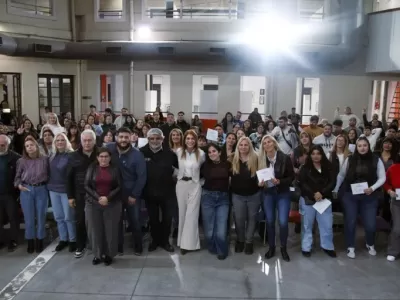 Magdalena Sierra y Walter Correa entregaron Certificados de Formaci&oacute;n Laboral a 115 vecinos