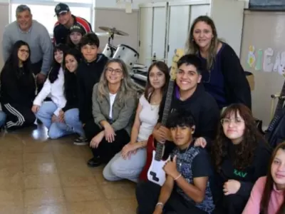 Valeria Arata gestionó la entrega de instrumentos musicales para escuelas