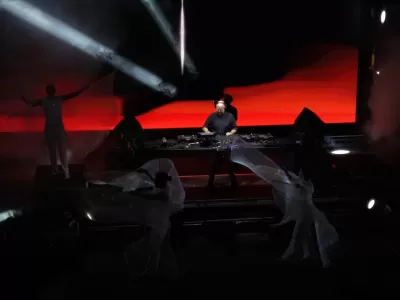 Una multitud particip&oacute; del show del cura DJ en Plaza de Mayo