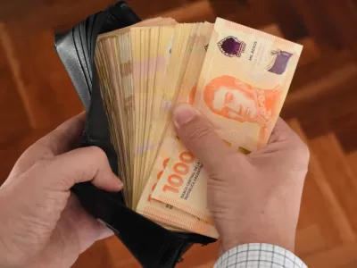 INDEC indic&oacute; que los sueldos sufrieron una ca&iacute;da de m&aacute;s del 2% en diciembre 2025