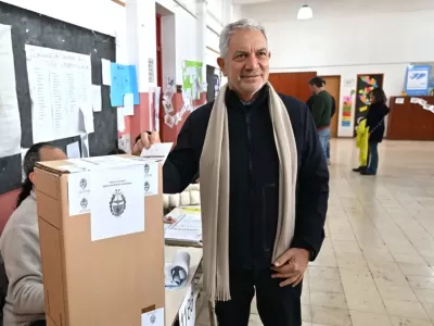 Julio Alak votó en La Plata y destacó la importancia de la participación en una jornada histórica