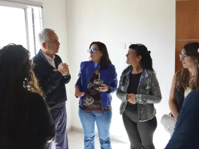Julio Alak y Silvina Batakis recorrieron el avance de 175 viviendas con fuerte impacto social