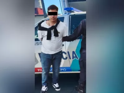 Intent&oacute; robar un auto a una docente, pero vecinos lo redujeron y termin&oacute; detenido