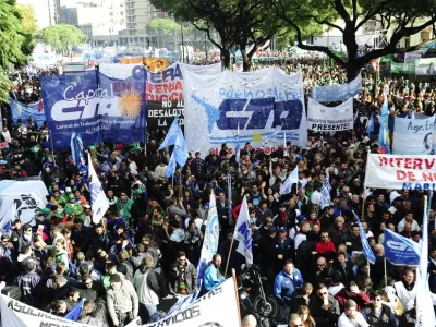Organizaciones sociales y sindicatos marchan al Ministerio de Econom&iacute;a por el endeudamiento de las familias