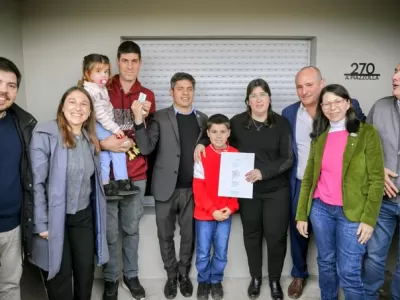 Kicillof entreg&oacute; viviendas y cuestion&oacute; la paralizaci&oacute;n de la obra p&uacute;blica