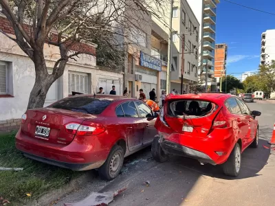 Conduc&iacute;a drogado y choc&oacute; dos autos estacionados en Universitario