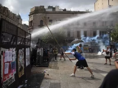 Balas de goma, piedras y 7 detenidos