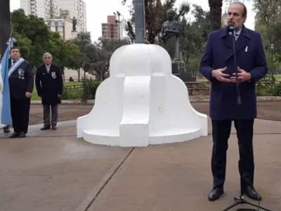Susbielles encabezó el acto por la Independencia y destacó la solidaridad tras el temporal