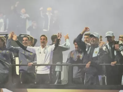 Una multitud recibi&oacute; a la Selecci&oacute;n bajo la lluvia