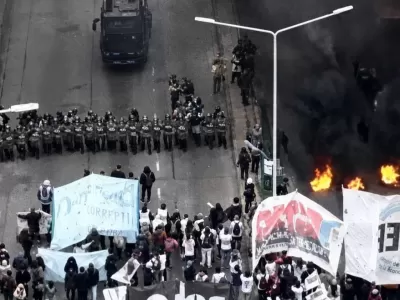 Fuerzas federales reprimen a organizaciones que reclaman por programas sociales