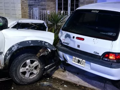 Tres menores escapan de la Polic&iacute;a en una camioneta y chocan contra un auto