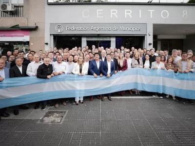 Intendentes eval&uacute;an denunciar a Caputo por fondos del impuesto a los combustibles y reclaman di&aacute;logo urgente