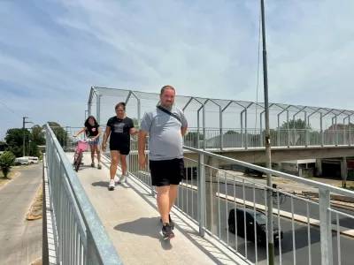 El municipio habilit&oacute; el nuevo puente peatonal sobre la ruta 4 en Burzaco