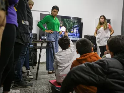 Mayra Mendoza recorrió obras y entregó equipamiento tecnológico en escuelas de Bernal Oeste