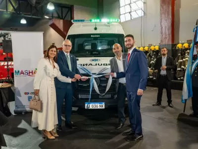 El embajador de Israel entreg&oacute; una ambulancia de alta complejidad a los Bomberos Voluntarios de San Francisco Solano