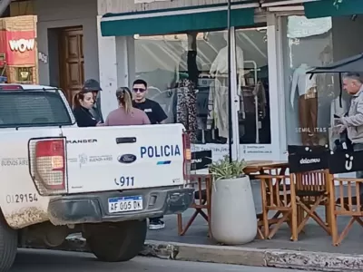Escapó sin pagar en una confitería y rompió una vidriera en el centro