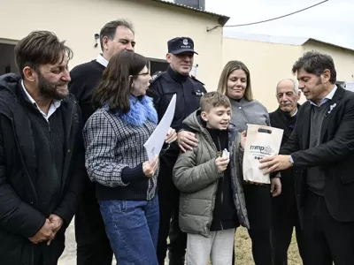 Kicillof entreg&oacute; viviendas  y cuestion&oacute; al Gobierno nacional por el freno a la obra p&uacute;blica