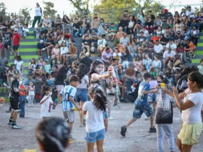 Ferraresi inici&oacute; los carnavales con una multitud en el Anfiteatro Hugo del Carril